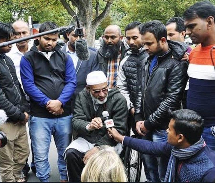 Farid Ahmed (centro) atiende a periodistas en Christchurch (semisquare-x3)