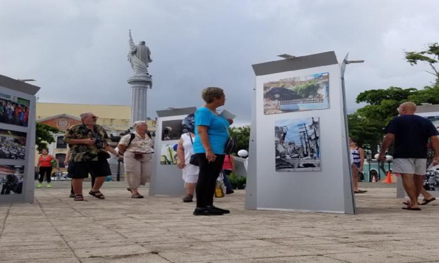 Ciudadanos visitan la exposición fotográfica ubicada en la Plaza Colón del Viejo San Juan (semisquare-x3)