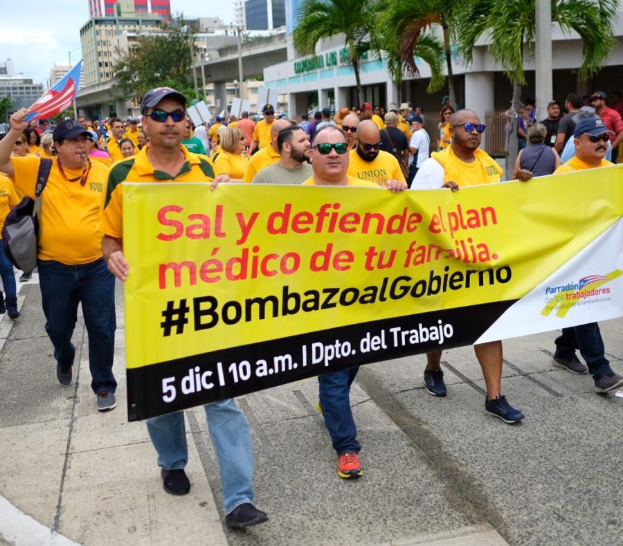 Los empleados se disponen a marchar hasta el edificio Seaborne, donde ubican las oficinas de la Junta de Supervisión Fiscal. (semisquare-x3)