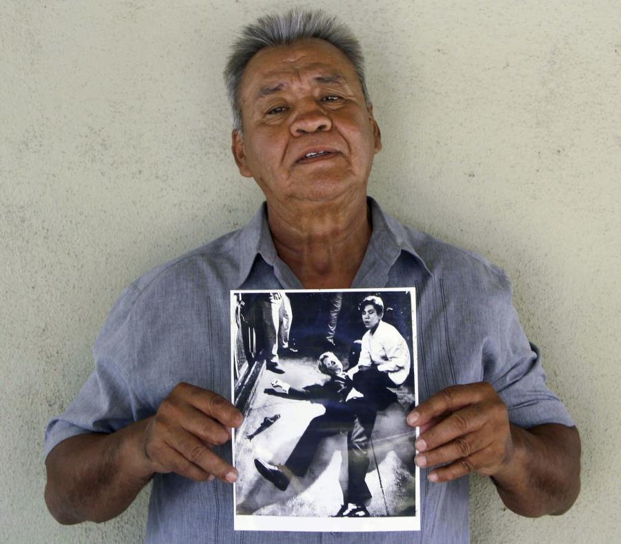 Juan Romero muestra una fotografía del diario Los Angeles Times en que aparece al lado del senador Robert F. Kennedy en el hotel Ambassador de Los Ángeles momentos después que el candidato demócrata recibiera un disparo a la cabeza. (AP) (semisquare-x3)