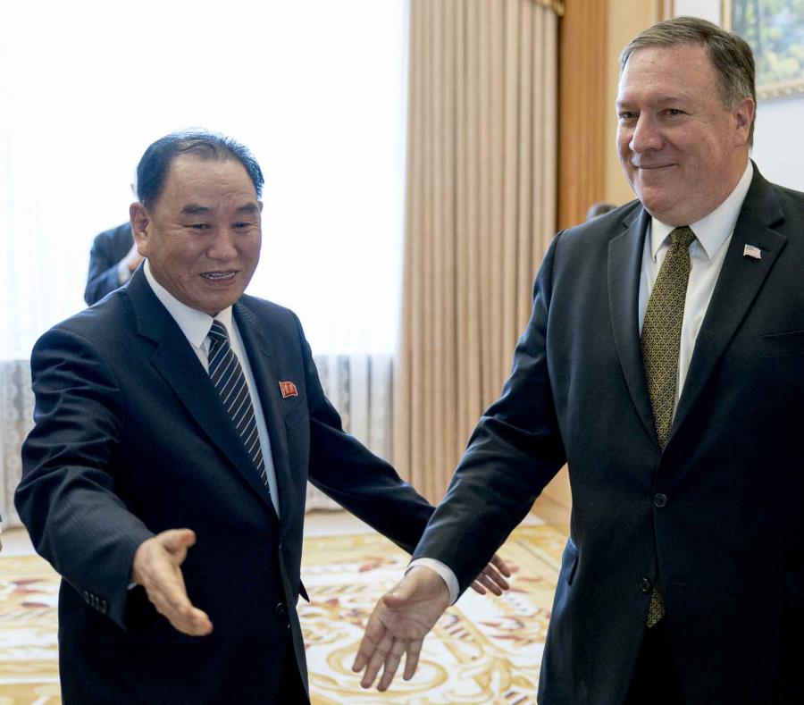 En la foto Kim Yong Chol y Mike Pompeo. (semisquare-x3)
