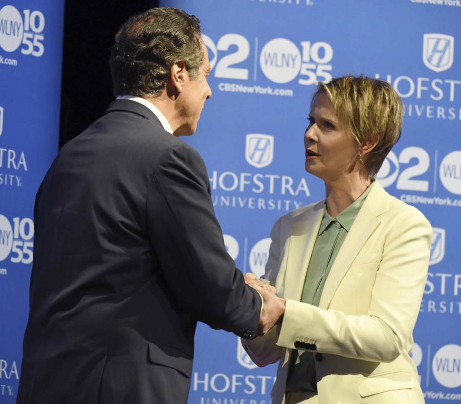 Andrew Cuomo saluda a Cynthia Nixon antes de un debate. (AP) (semisquare-x3)