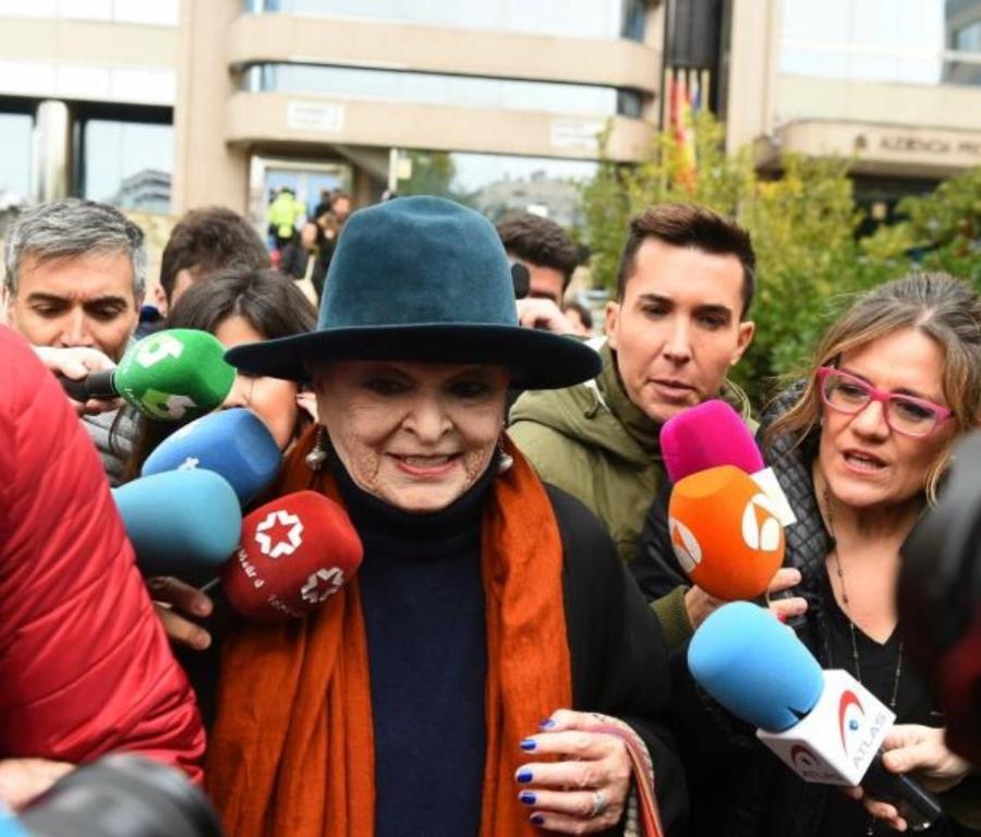 La actriz Lucía Bosé asegura que no tiene miedo al juicio, ya que ella es la dueña de la obra (semisquare-x3)