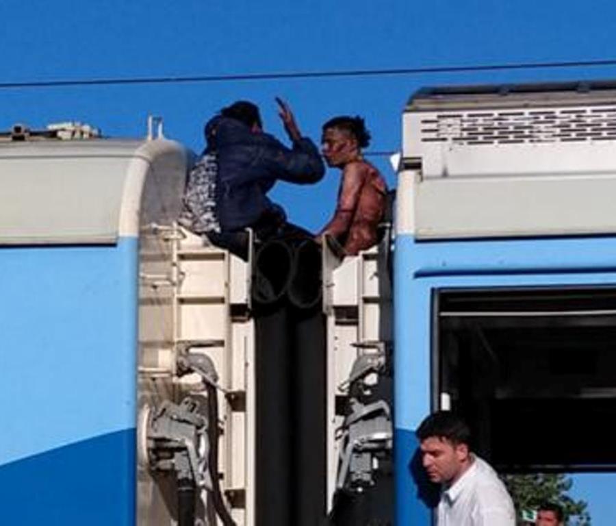 Viajaban en el techo de un tren, recibieron una descarga de 25,000