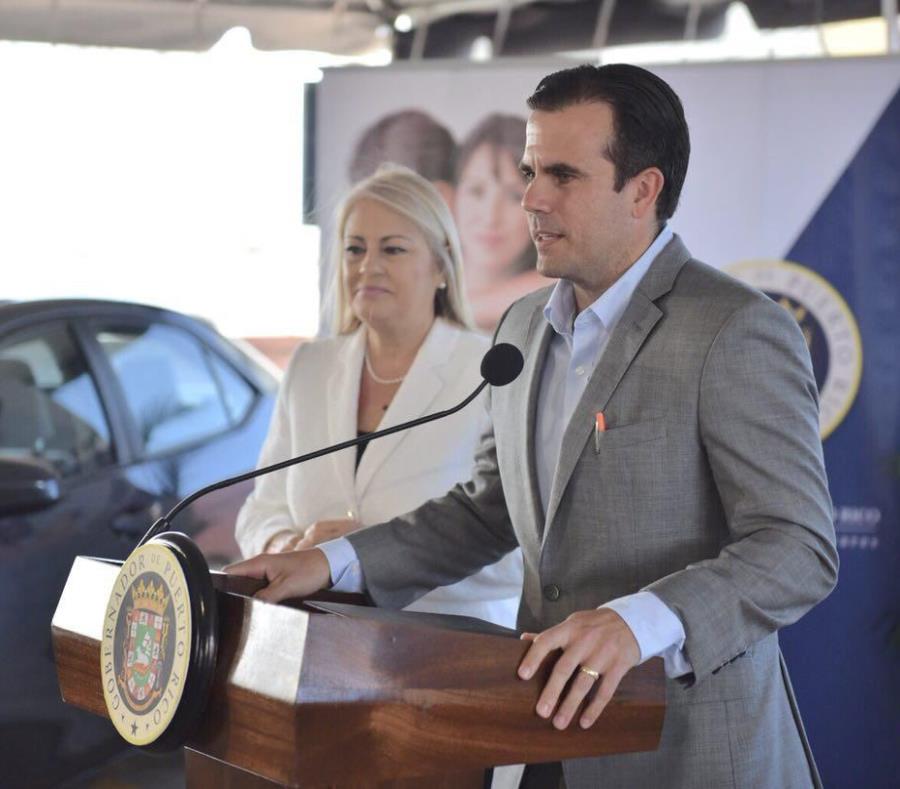 El gobernador Ricardo Rosselló, acompañado de la secretaria de Justicia, Wanda Vázquez (semisquare-x3)