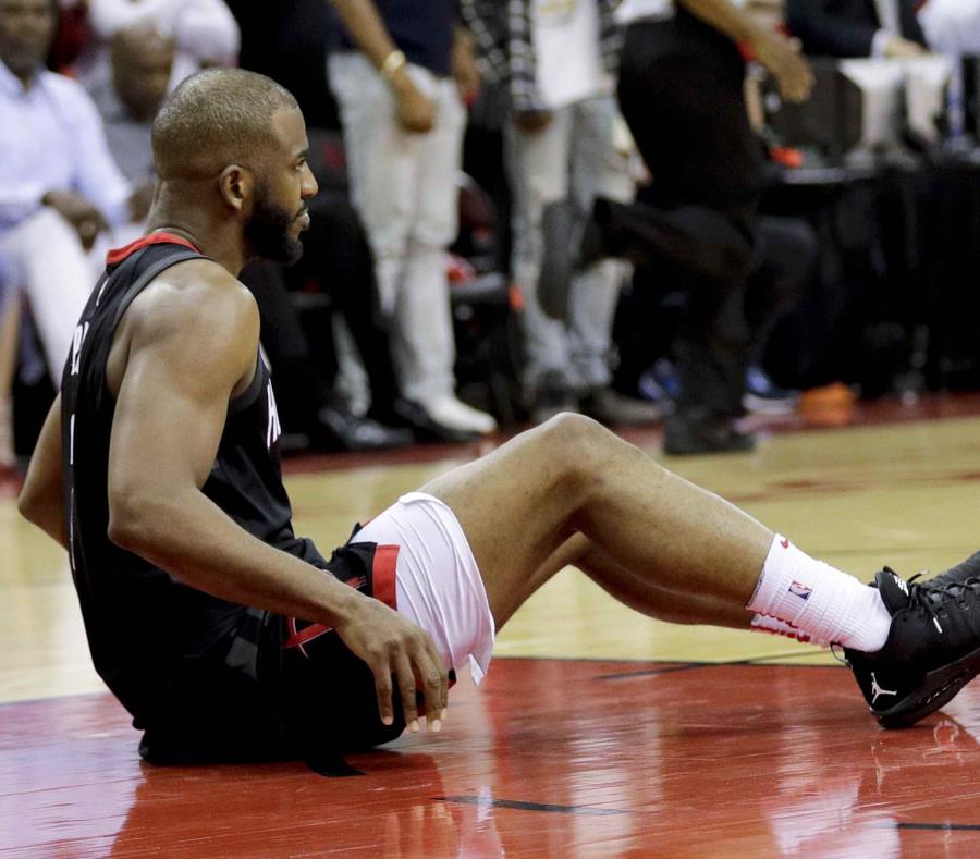 Chris Paul se sienta en el tabloncillo luego de lastimarse en los minutos finales del partido. (AP) (semisquare-x3)