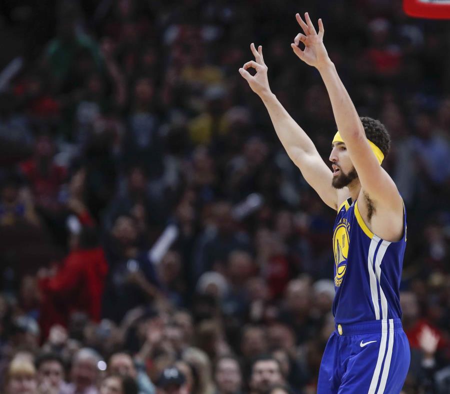 Klay Thompson celebra uno de sus triples en el partido. (AP) (semisquare-x3)