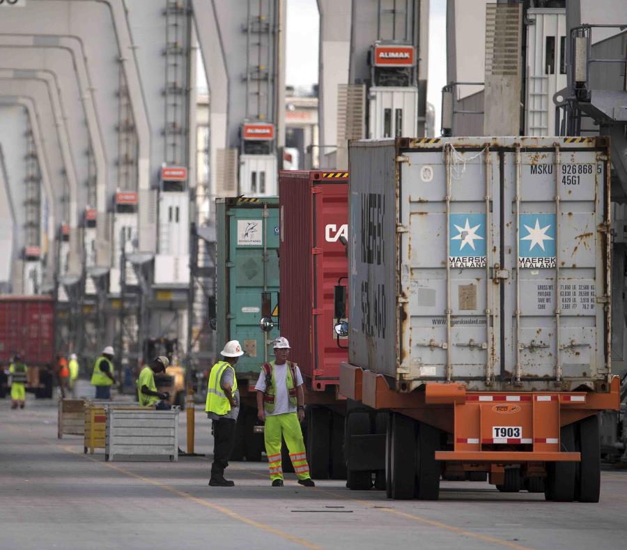 En esta fotografía del 5 de julio de 2018 se muestran trabajadores en el Puerto de Savannah, en Savannah, Georgia. (AP) (semisquare-x3)