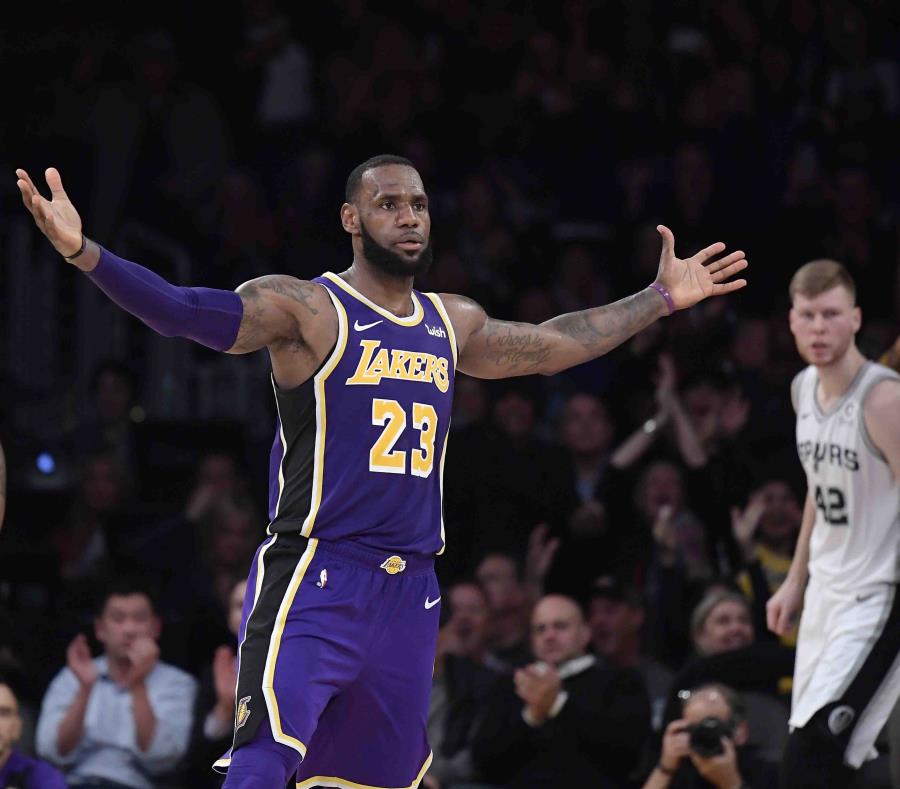 Mills coronó la remontada con una bandeja tras recibir una falta de LeBron James (en la foto) cerca de la banca de San Antonio. (semisquare-x3)
