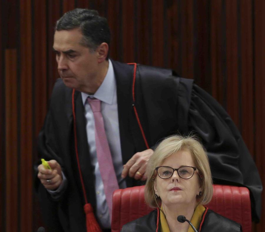 La presidenta del Tribunal Superior Electoral de Brasil, Rosa Weber, derecha, y el ministro Luis Roberto Barroso, asisten al juicio sobre la candidatura del expresidente Luiz Inácio Lula da Silva, en Brasilia, Brasil (semisquare-x3)