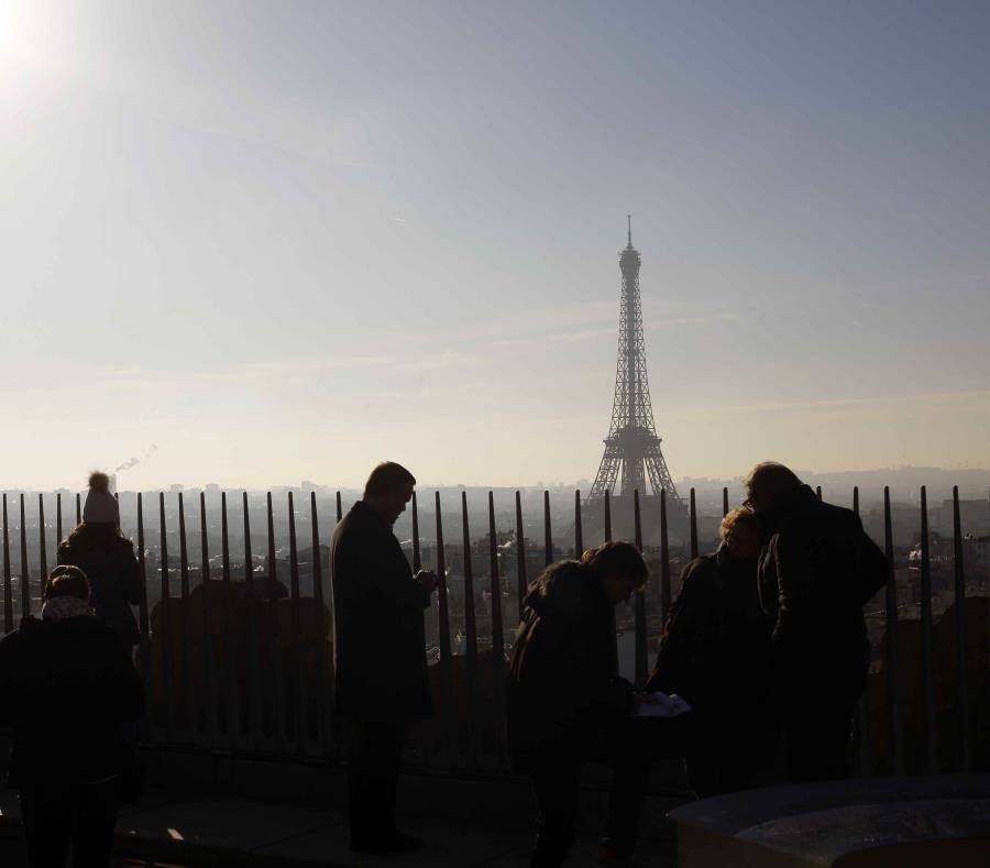 Turistas visitan la terraza del Arco del Triunfo en el día de su reapertura, en París, el 12 de diciembre de 2018 (semisquare-x3)