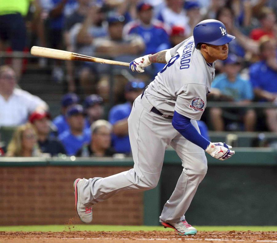Manny Machado, de los Dodgers de Los Ángeles, conecta un sencillo de dos carreras en la tercera entrada del juego ante los Rangers de Texas. (AP) (semisquare-x3)