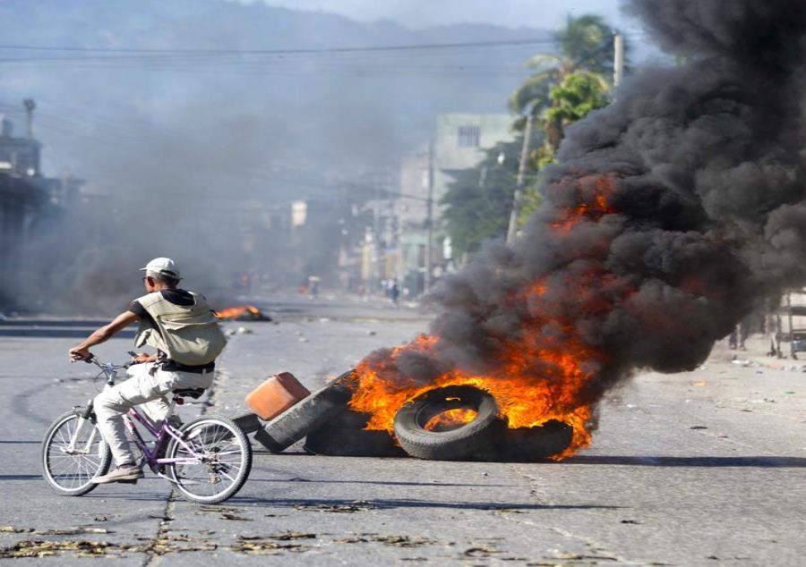 manifestantes que exigen saber cómo las administraciones actuales y pasadas de Haití utilizaron los fondos de un acuerdo petrolero con Venezuela (semisquare-x3)