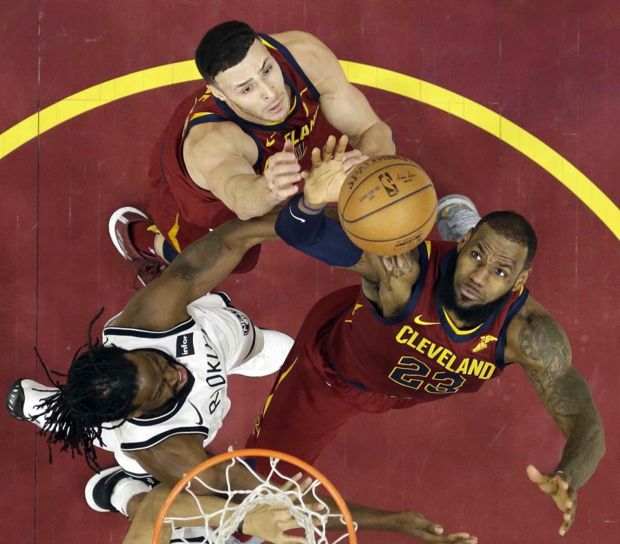 LeBron James (23) atrapa un rebote durante el partido. (AP) (semisquare-x3)