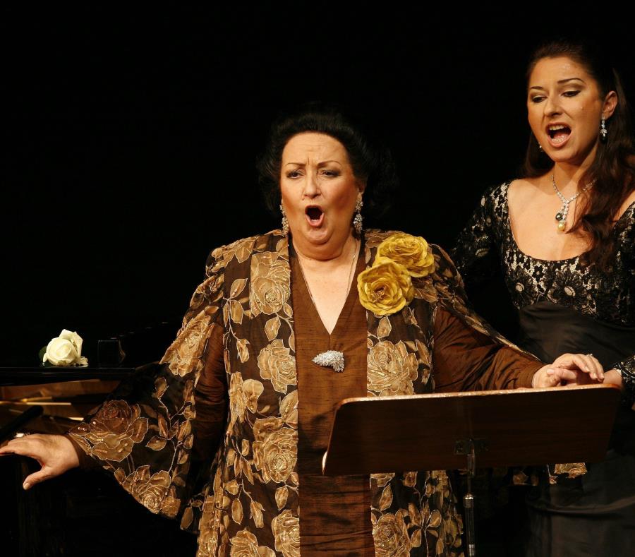 Montserrat Caballe (izq) presentándose con su hija Montserrat Marti (Der) en Suiza. (semisquare-x3)