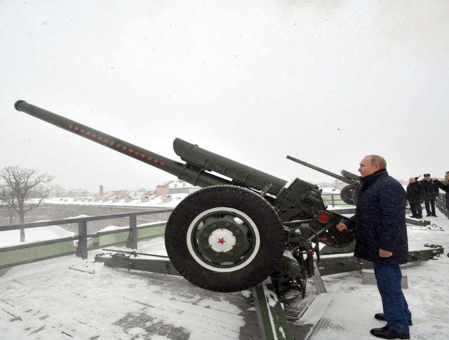 El presidente ruso Vladimir Putin dispara un cañón en la Fortaleza Petropavlovsky en San Petersburgo (semisquare-x3)