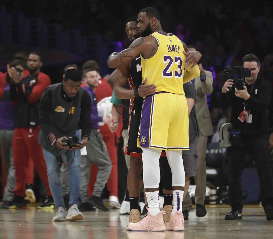 Wade y James compartieron un abrazo para cerrar el posible último capítulo conjunto de dos carreras que se cruzaron varias veces desde que ingresaron juntos a la NBA en 2003. (AP) (semisquare-x3)