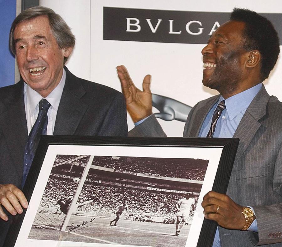Gordon Banks, izquierda, junto a Pele mostrando la imagen del mítico momento de la Copa Mundial de 1970. (AP) (semisquare-x3)