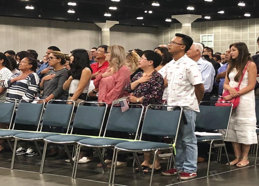 En esta fotografía del 18 de septiembre de 2018 se muestran ciudadanos estadounidenses en su ceremonia de naturalización en Los Ángeles. (AP Foto/Amy Taxin) (semisquare-x3)