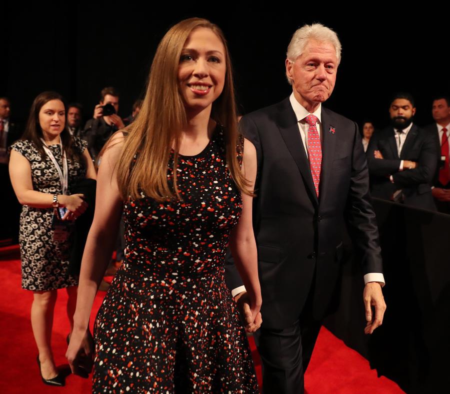 Chelsa Clinton junto a su padre. (EFE) (semisquare-x3)