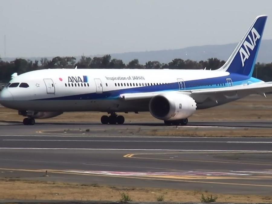 Un avión supera fuertes vientos y logra aterrizar en medio de un tifón (semisquare-x3)