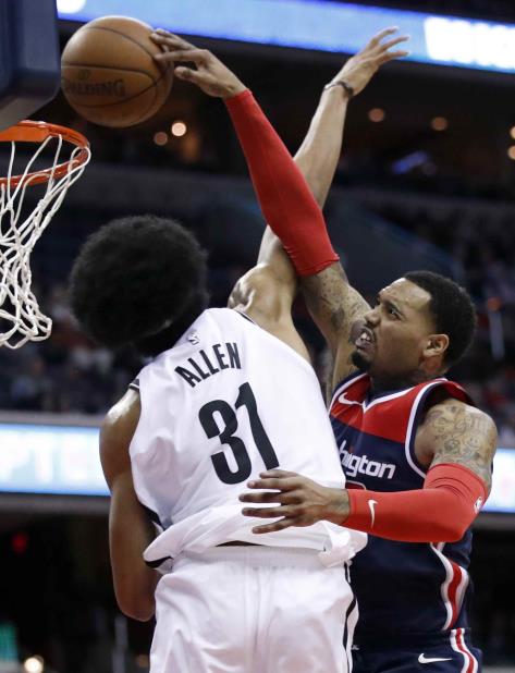 Mike Scott (30), de los Wizards de Washington, recibe falt de Jarrett Allen (31), de los Nets de Brooklyn, cuando buscaba anotar de clavada en el segundo periodo del partido en Washington. (vertical-x1)