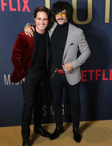 El actor Diego Boneta, izquierda, quien interpreta a Luis Miguel, y el actor Oscar Jaenada, quien interpreta a su padre en la serie. (vertical-x1)