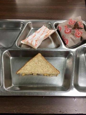 Se quejan de la cantidad de comida en la bandeja escolar | El Nuevo Día Se quejan de la cantidad de comida en la bandeja escolar | El Nuevo Día