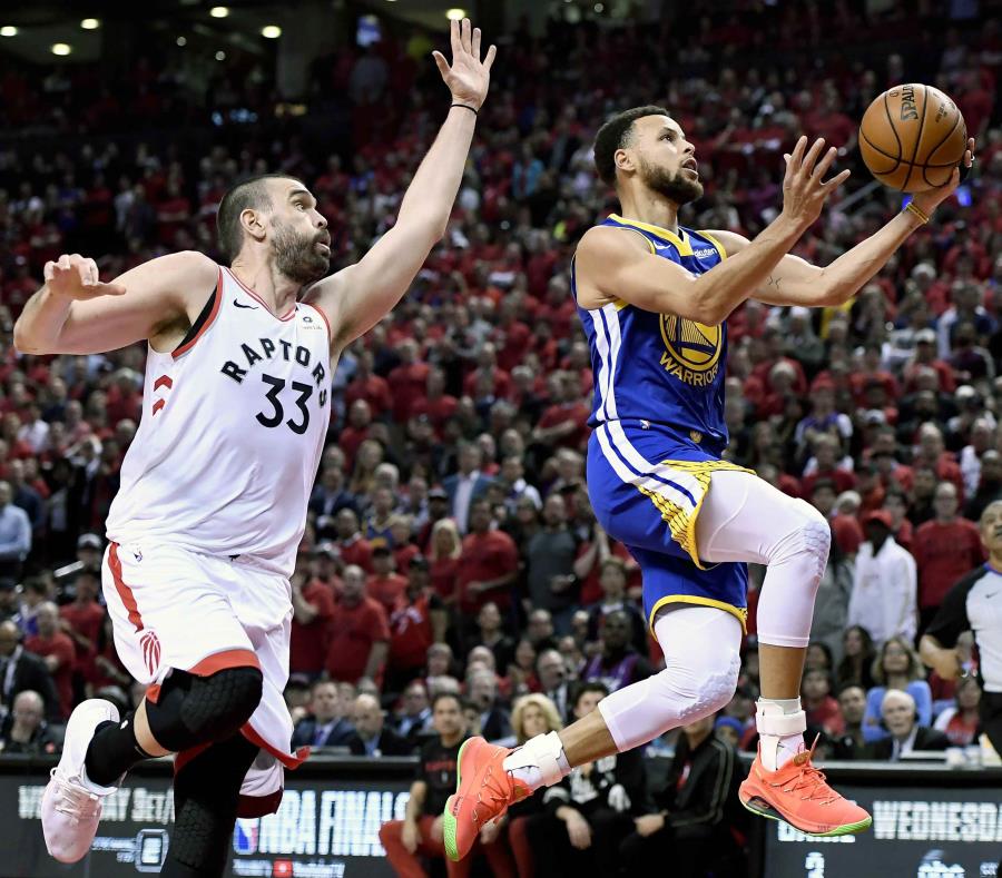 Stephen Curry (con el balón) burla la defensa de Marc Gasol en rumbo al canasto. (Frank Gunn / The Canadian Press vía AP) (semisquare-x3)