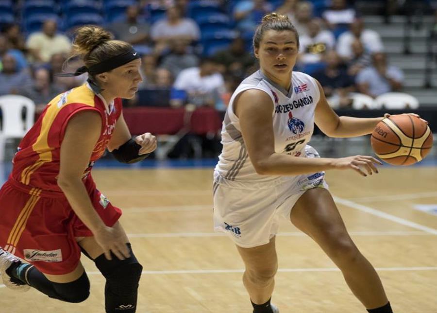 Kathryn Westbeld, de las Atenienses de Manatí (a la derecha), anotó 16 puntos. (Suministrada) (semisquare-x3)