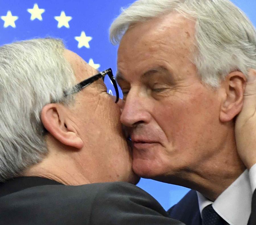 El presidente de la Comisión Europea, Jean-Claude Juncke, izquierda, besa al principal negociador del Brexit de la Unión Europea, Michel Barnier, durante una conferencia de prensa al conlcuir la cumbre de la UE en Bruselas el domingo 25 de noviembre de 20 (semisquare-x3)