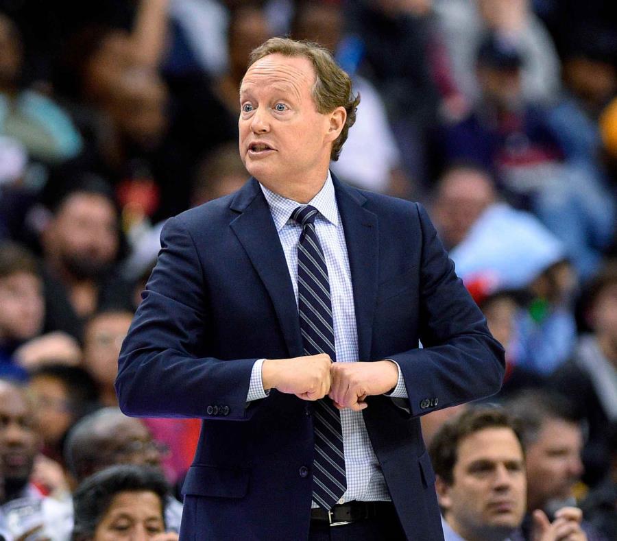 En esta imagen del 6 de abril de 2018, el coach de los Hawks de Atlanta, Mike Budenholzer, durante la segunda mitad del juego ante los Wizards de Washington en Washington. (AP) (semisquare-x3)
