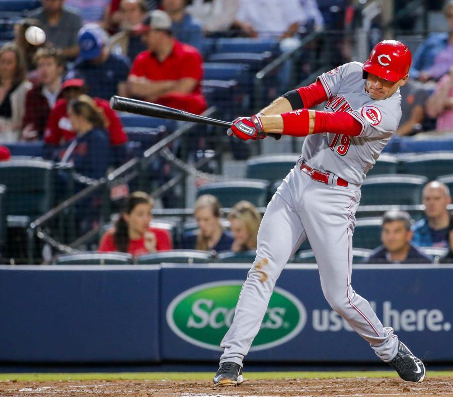 Joey Votto, de los Rojos de Cincinnati, conecta un doble durante el desafío contra los Piratas de Pittsburgh. (EFE / Erik S. Lesser) (semisquare-x3)