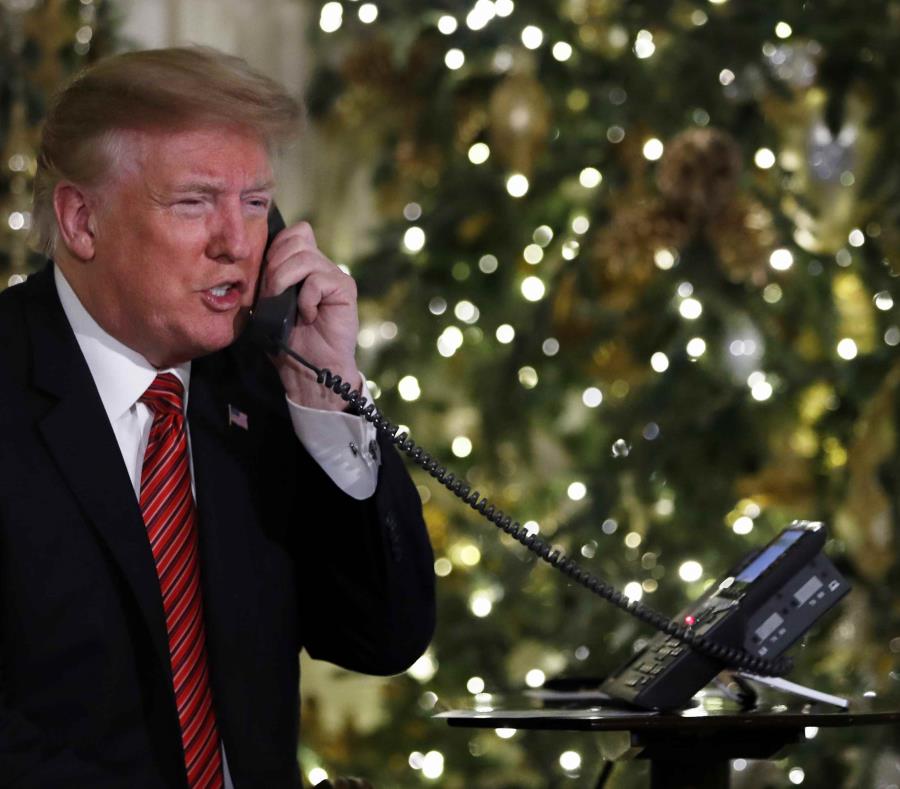 Donald Trump da detalles de la trayectoria de Santa Claus desde la Casa Blanca. (AP) (semisquare-x3)