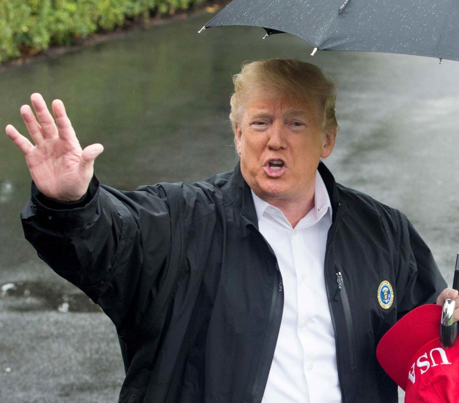 El presidente estadounidense, Donald Trump, saluda a los medios en Washington. (EFE) (semisquare-x3)