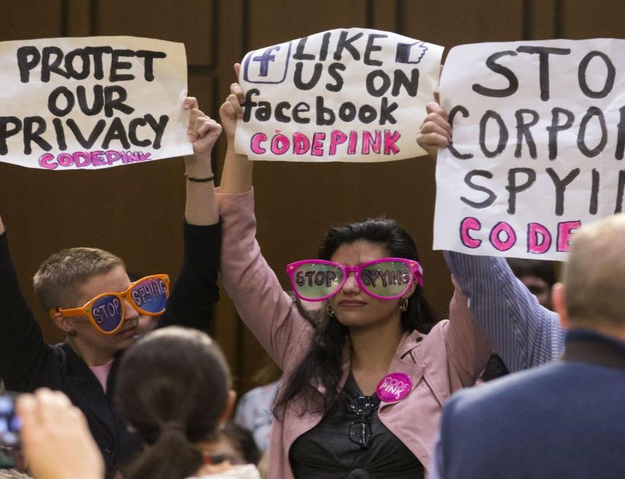 Varias personas mostraban carteles como forma de protesta, mientras el CEO de Facebook, Mark Zuckerberg testificaba en el Senad (semisquare-x3)