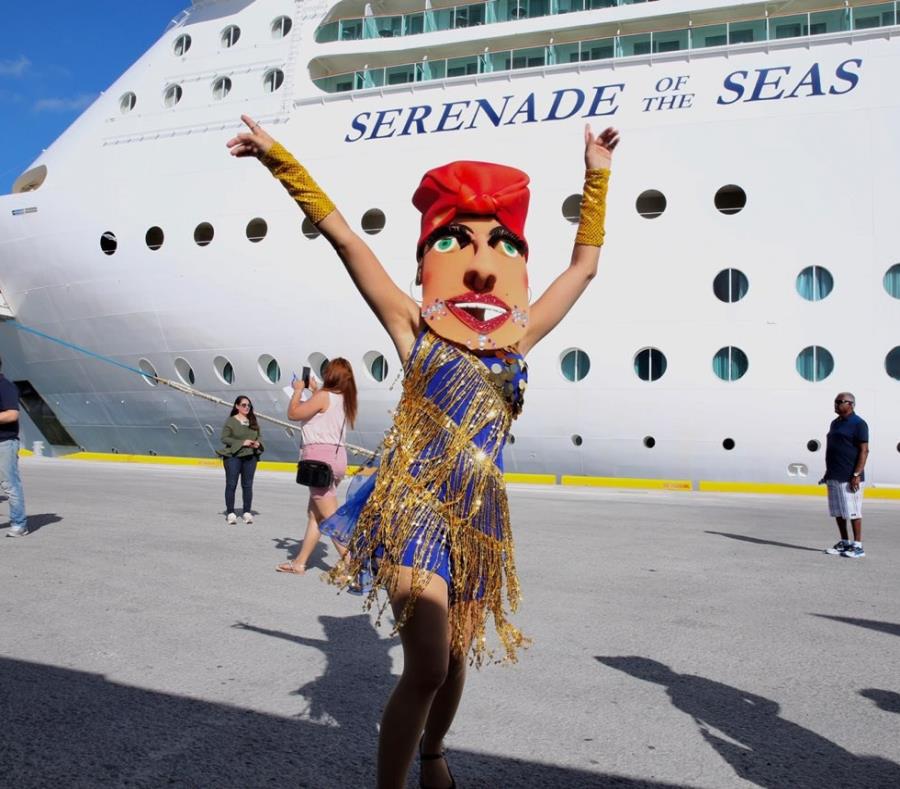 Un cabezudo baila frente al crucero. (Suministrada) (semisquare-x3)