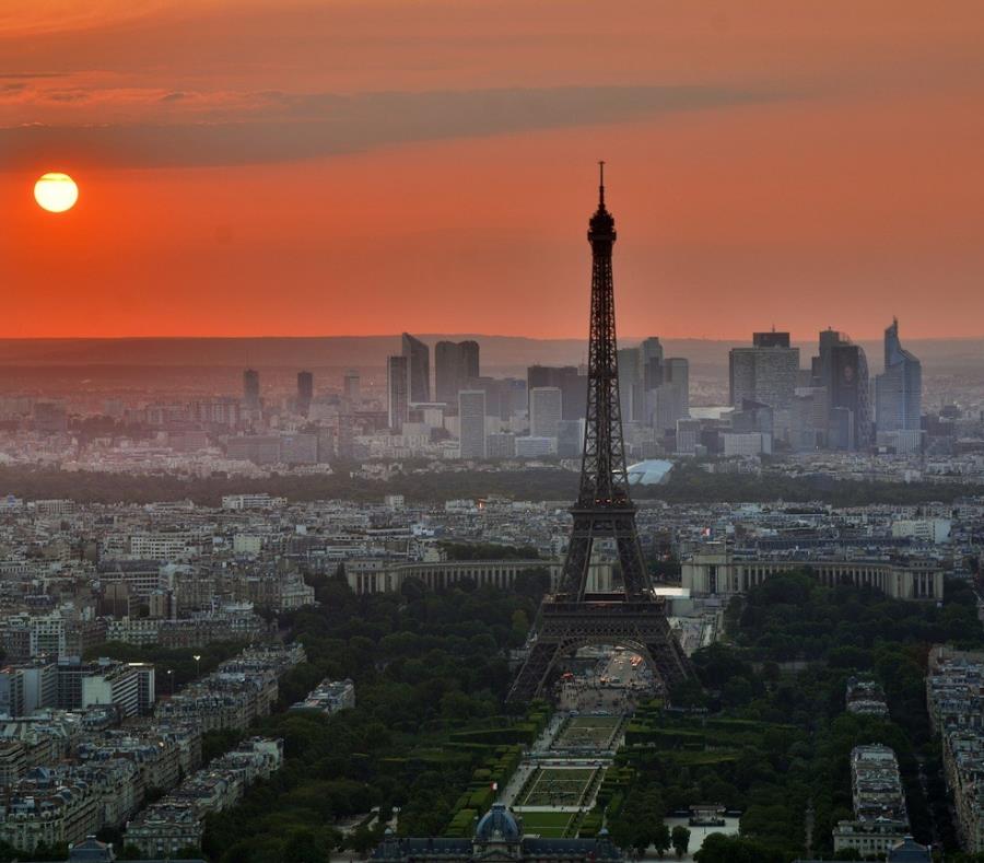 En la foto la Torre Eiffel. (semisquare-x3)