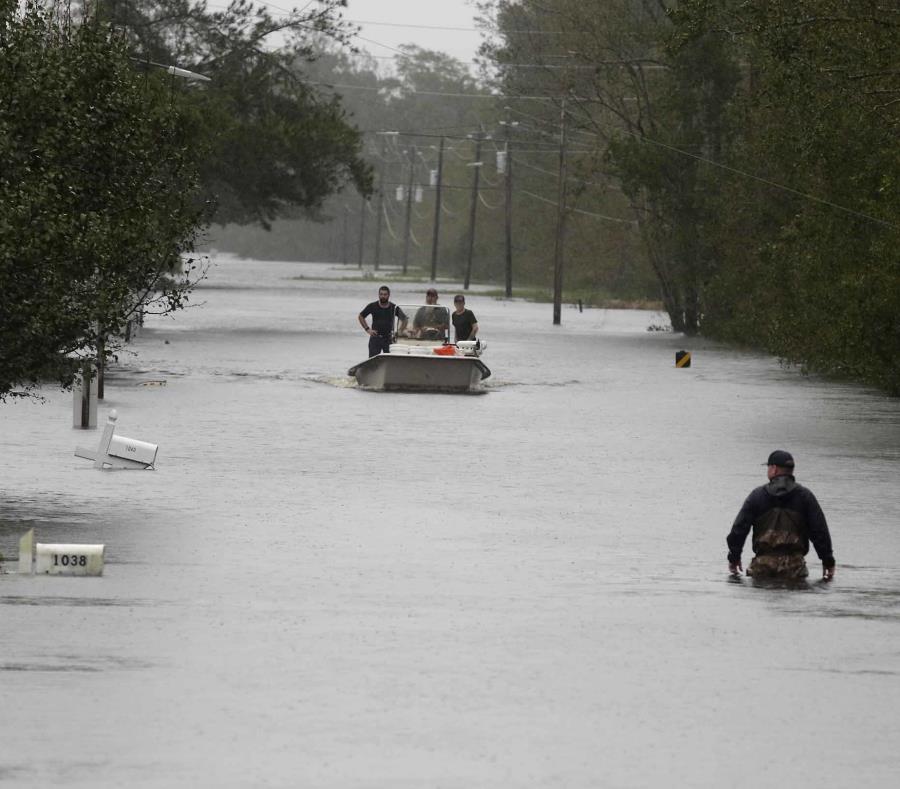 Un miembro de la Guardia Costera camina entre las aguas de una inundación causada por el huracán Florence en Newport, Carolina del Norte. (AP) (semisquare-x3)