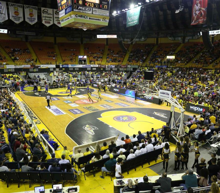 Anoche, a la hora de arrancar el cuarto partido de la Serie Final en el coliseo Manuel “Petaca” Iguina de Arecibo, las gradas estaban a medio llenar. (semisquare-x3)