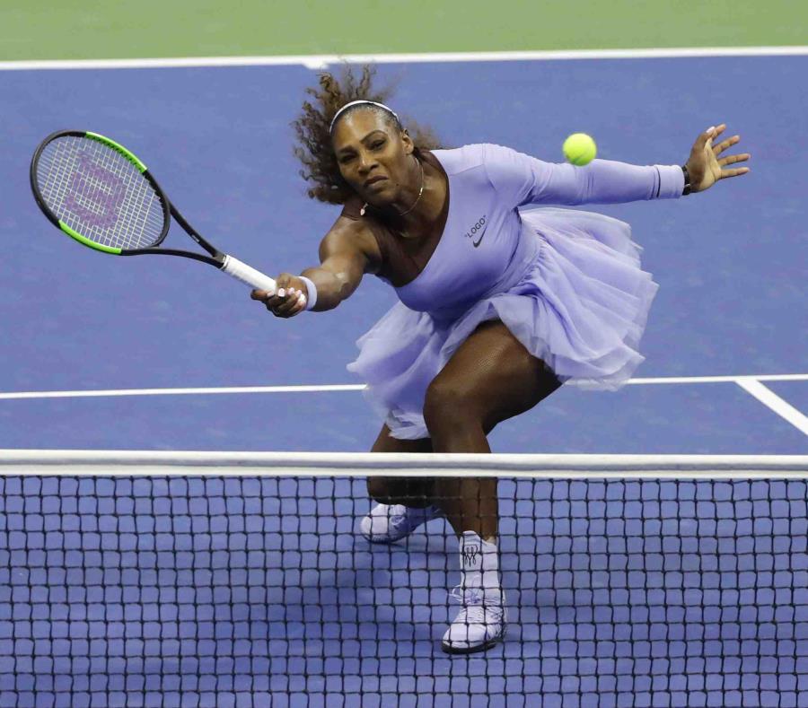 Serena Williams le devuelve un tiro a Anastasija Sevastova, durante las semifinales del Abierto de Estados Unidos, en Nueva York. (AP) (semisquare-x3)