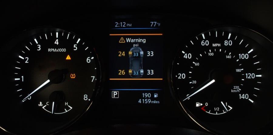 El Sistema de monitoreo de presión de gomas con aviso de presión ideal ilumina una señal en el tablero para avisar cuando la presión de las gomas está baja, y mientras se llenan las gomas, este sistema avisa cuando se ha alcanzado la presión ideal. (horizontal-x3)