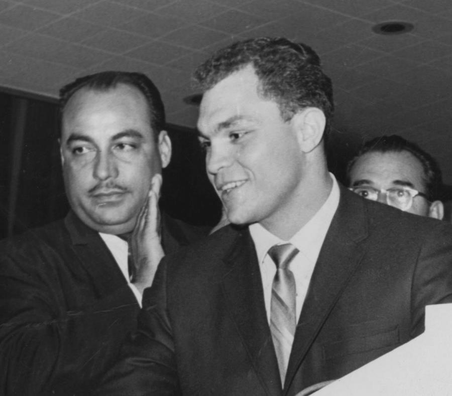 Un joven Carlos Ortiz se dirige a los medios durante una conferencia de prensa. (Archivo) (semisquare-x3)