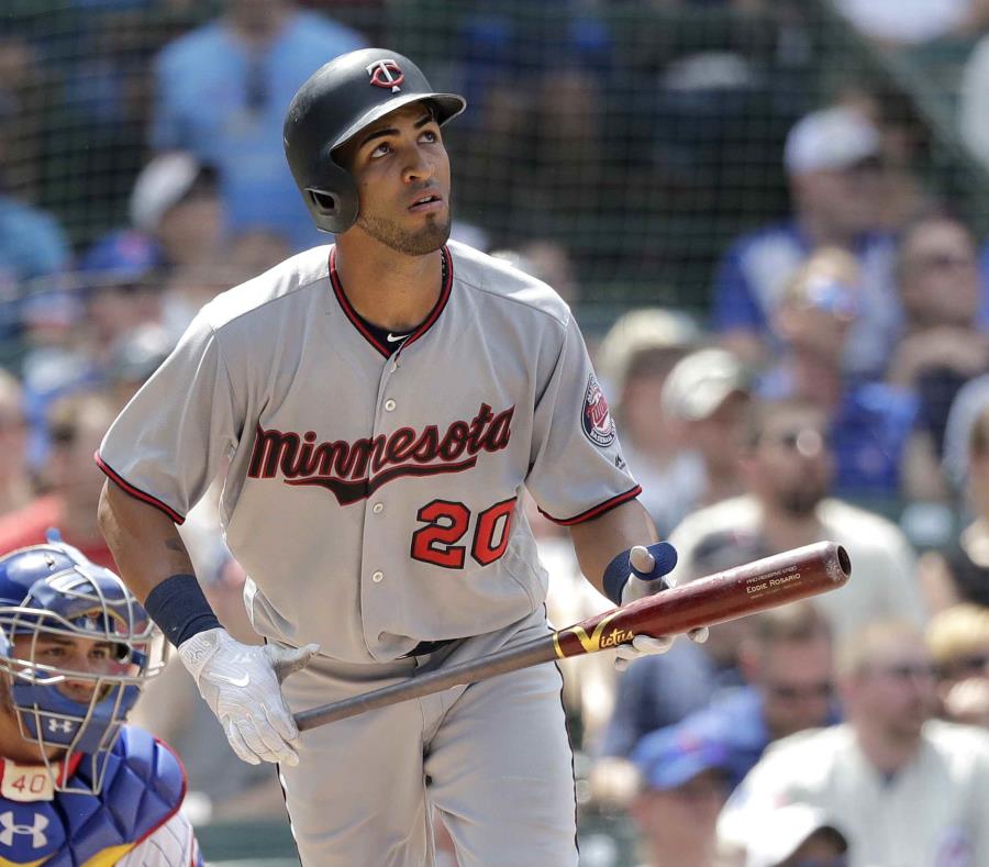 Eddie Rosario observa su cuadrangular de dos carreras en la quinta entrada. (AP) (semisquare-x3)