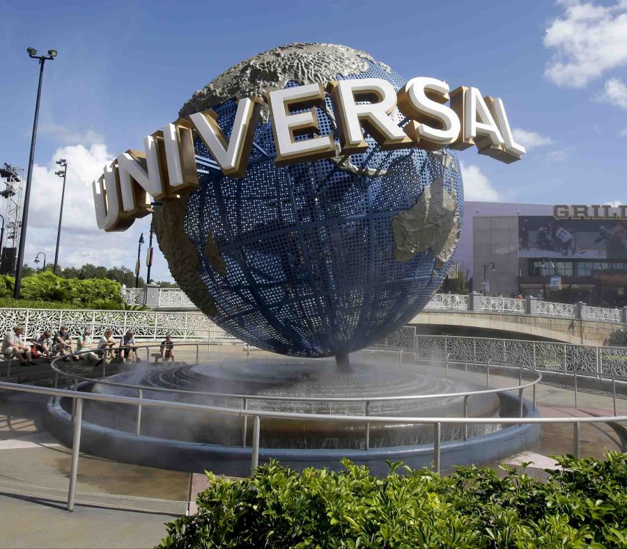 Fotografía de archivo del 22 de octubre de 2015 de visitantes de un parque temático descansado con rocío de agua en el globo en Universal Studios City Walk en Orlando, Florida (semisquare-x3)