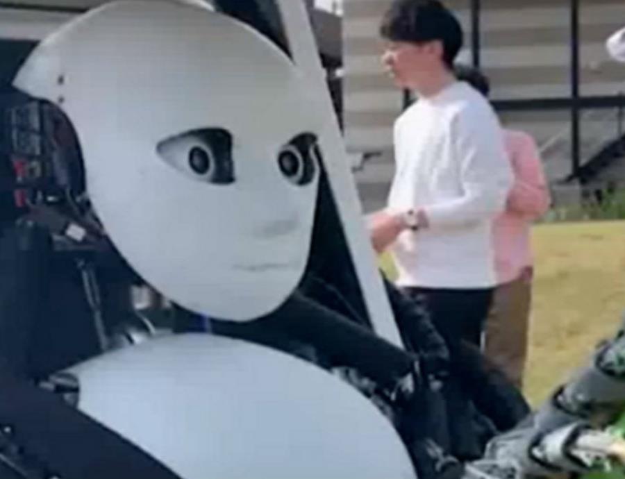Los robots ya saben conducir automóviles, tal como lo demuestra este androide (semisquare-x3)