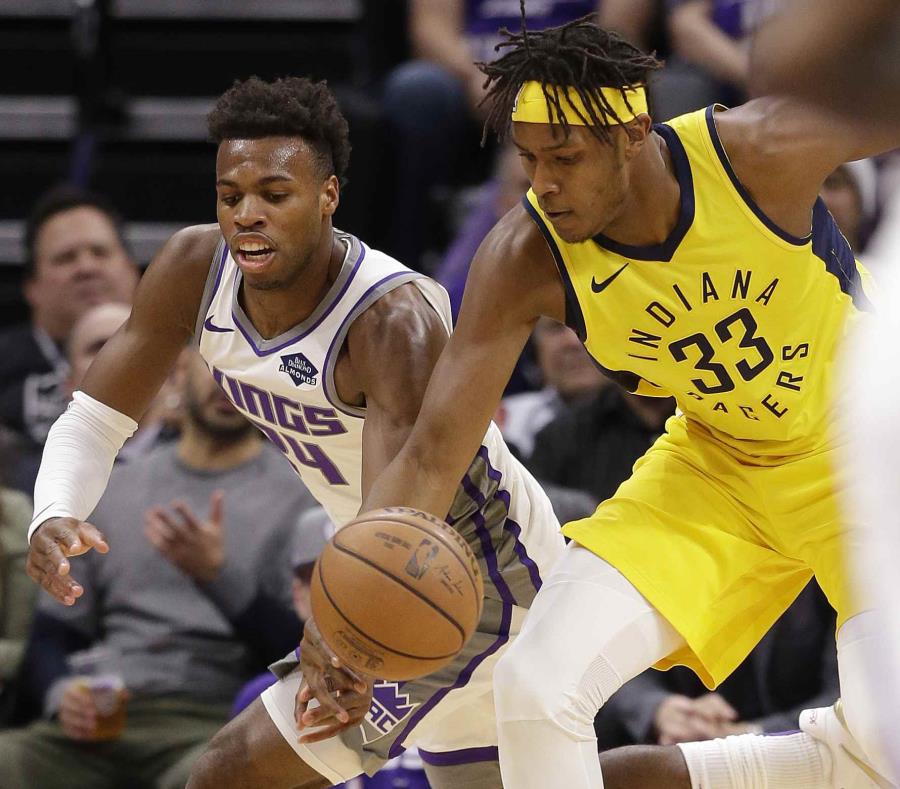 Buddy Hield de los Kings de Sacramento (izq) se enfrenta a Myles Turner de los Pacers de Indiana en su partido en Sacramento, California, el 1 de diciembre. (AP) (semisquare-x3)
