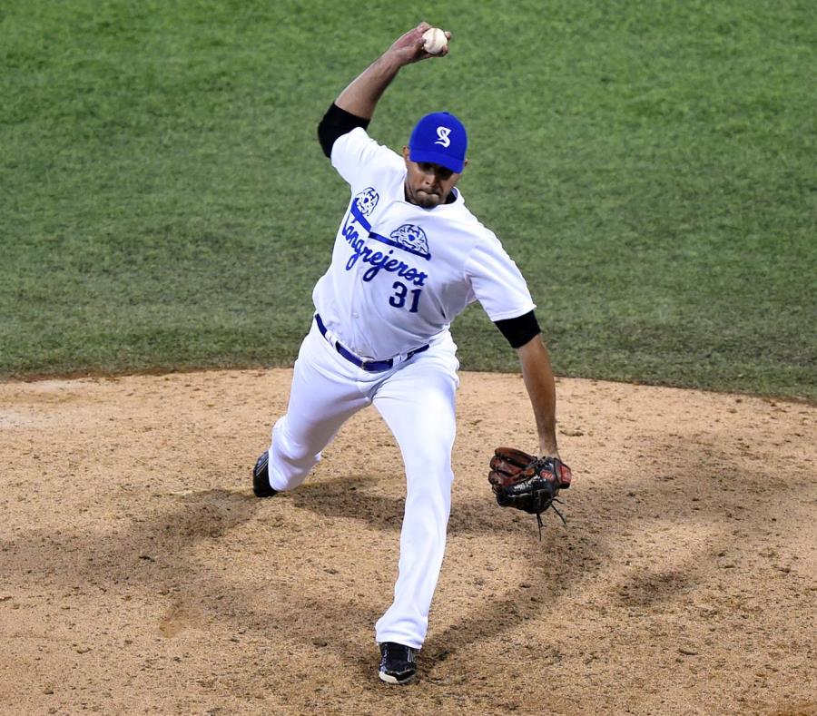 Fernando Cabrera lanzó 164 entradas en la Doble A y con los Cangrejeros de Santurce ha acumulado 21 episodios. Tiene marca de 2-1 con 1.29 de efectividad en la liga invernal. (GFR Media) (semisquare-x3)