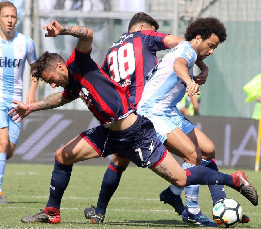 Federico Ceccherini (izq.), del Crotone, y Felipe Anderson, de la Lazio, luchan por el control del balón. (ANSA / Albano Angilletta) (semisquare-x3)