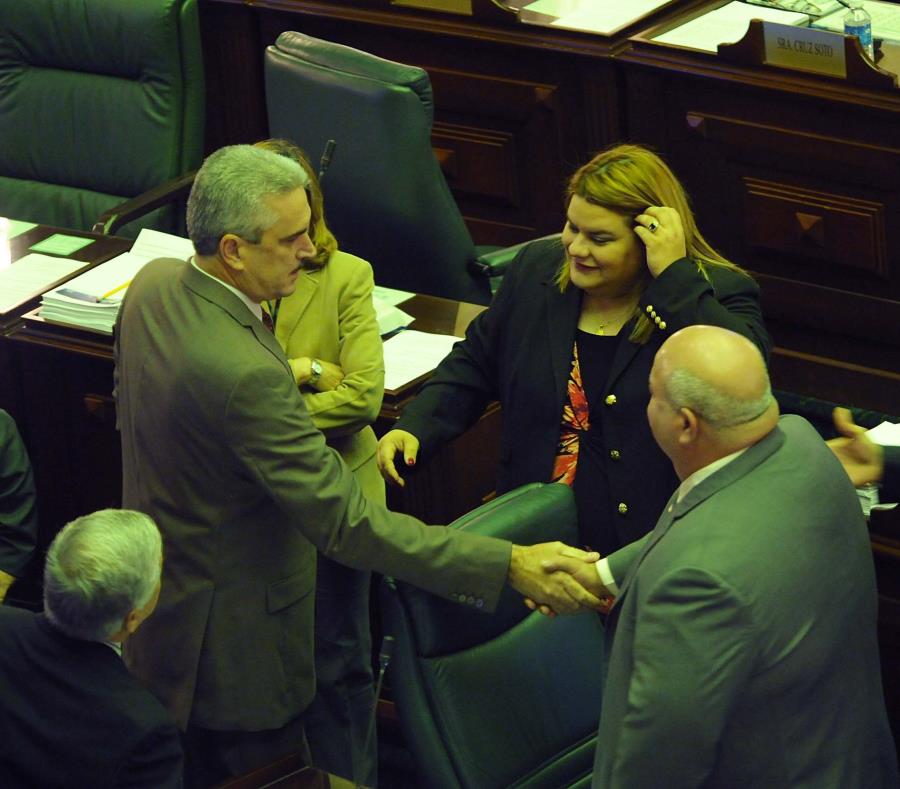 Al centro, Jenniffer González conversa con Thomas Rivera Schatz, izquierda, y Carlos